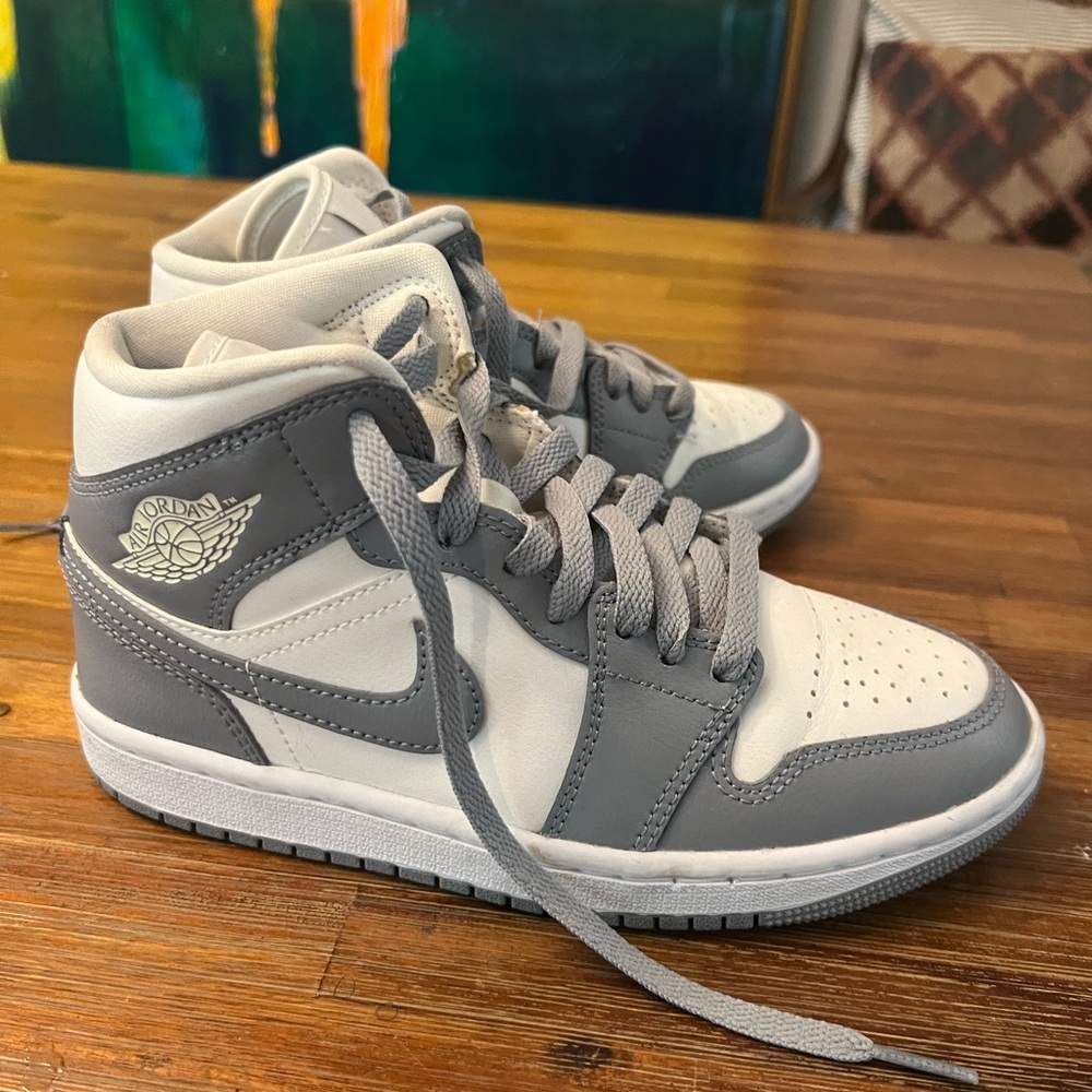 Nike air Jordon’sz barely used. Size 6. Grey and white high tops